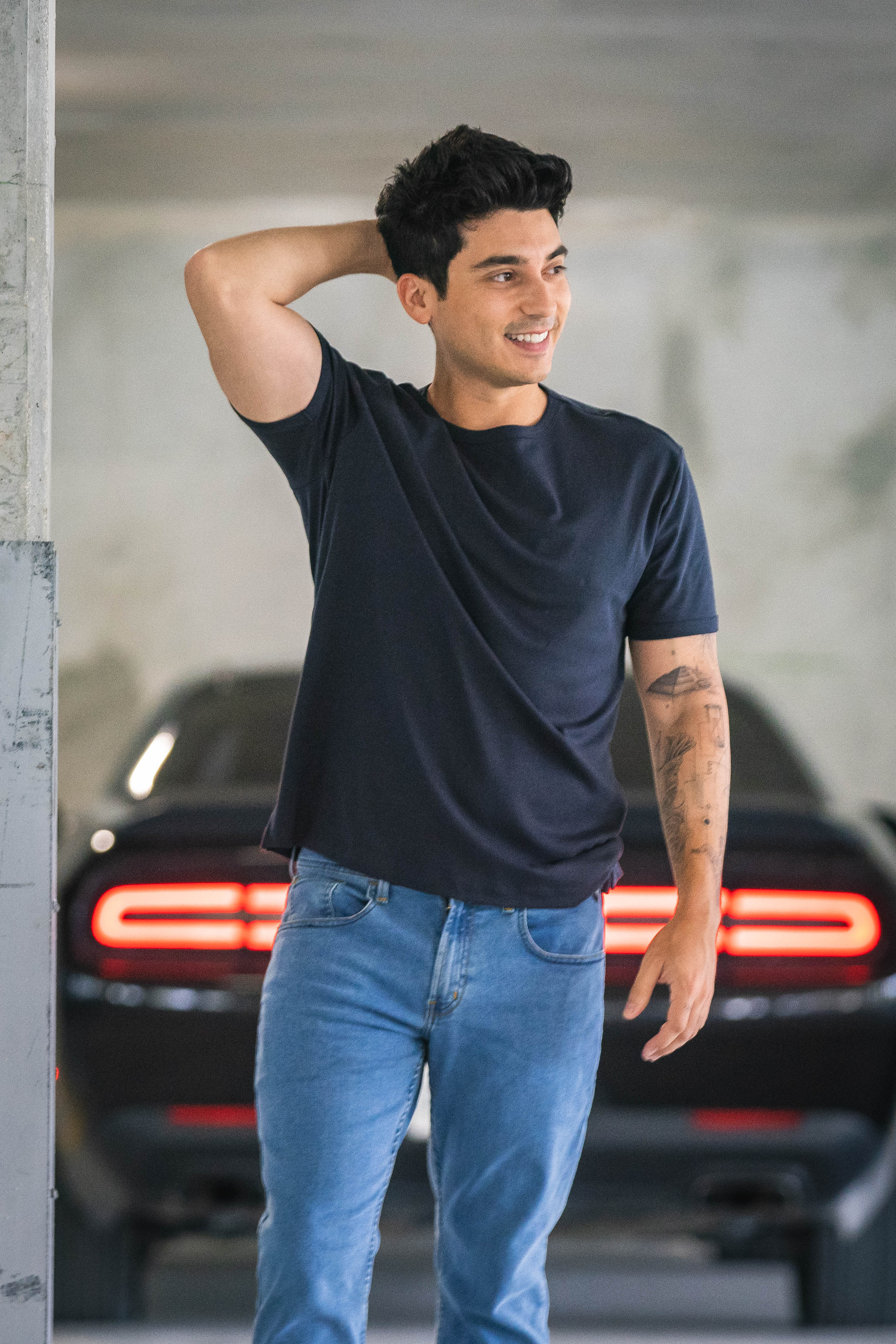 Black T-shirt + old jeans + boots